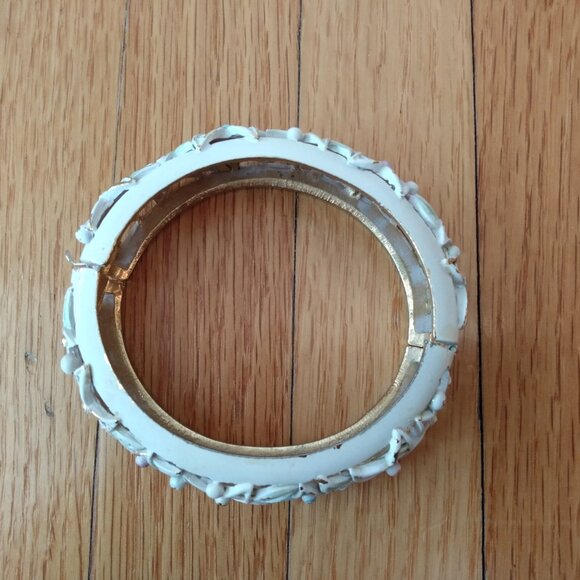 Vintage Bangle Bracelet Hinged Floral Openwork Painted White Pastel Gold Tone - Picture 13 of 13